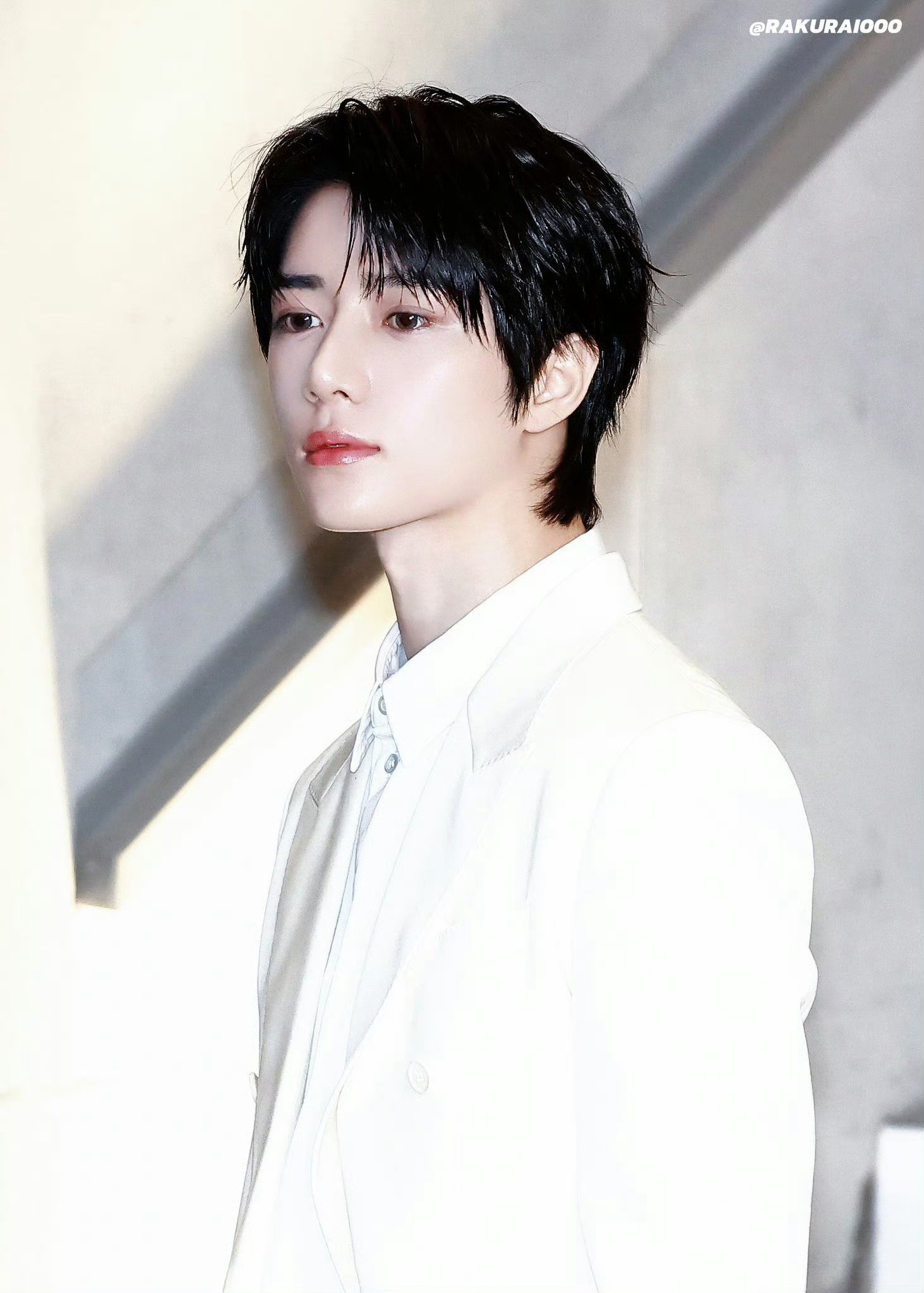 崔杋圭是白马王子吧长成崔杋圭这样有什么烦恼今日以白色西装亮相品牌活动的TXT崔杋