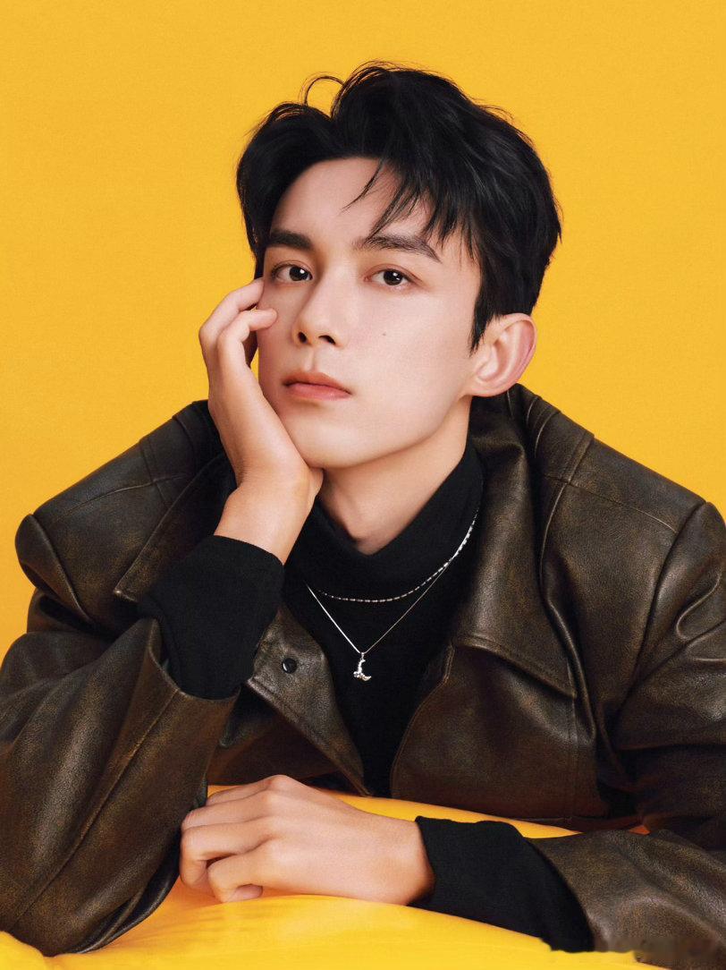 吴磊开车手臂线条吴磊的广播体操也是舞动青春单手开车的时候身姿利落大方，再对比儿时