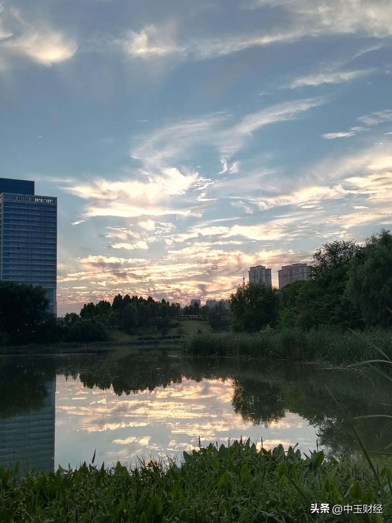 发一张图片，让我猜出你在哪里拍的这是郑州西部的一个湖景傍晚，美丽美奂，河水中倒映