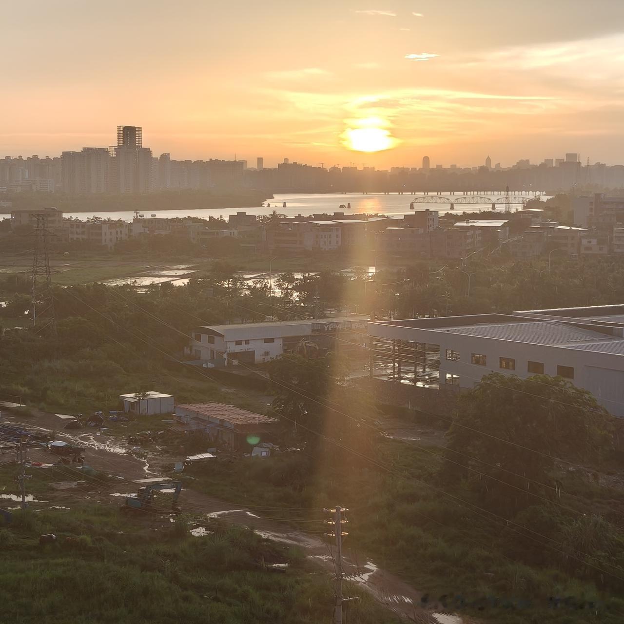 海口南渡江的绝美夕阳🌇、小区🏘️的瑰丽晨曦，以及长堤路海甸河的秀丽景致海口南