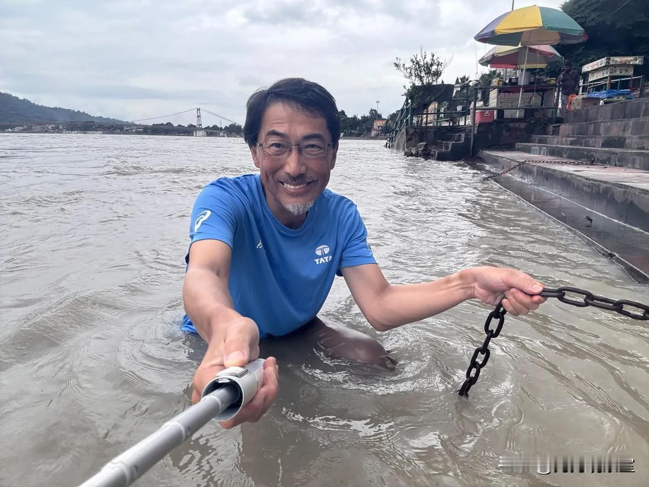 这个日本驻印大使属实挺“鸡贼”，他专门跑到恒河水质相对干净的上游（瑞诗凯诗）下河