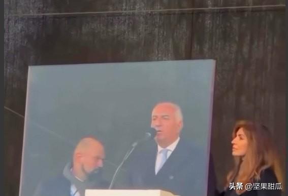 伊朗逃亡王子巴列维在德国慕尼黑演讲，学习特朗普安装的防弹玻璃，玻璃更大更宽，看来