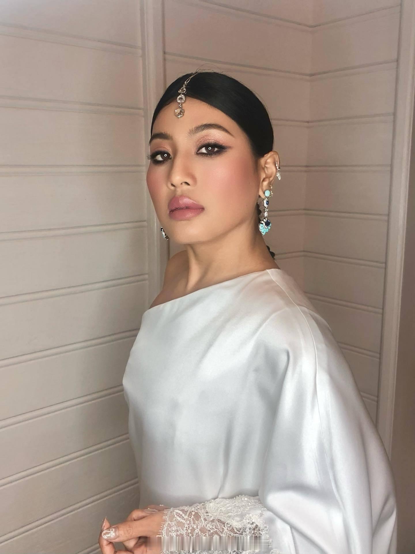 王室王室泰国王室镇宅 2026年1月22日，镇宅参加阿三大使馆的晚宴，她的化妆师