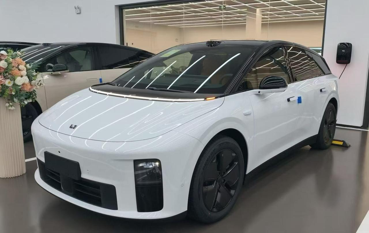 品牌：理想i6
车型：2026款标准版
排量：电动四驱
指导价：249800+5