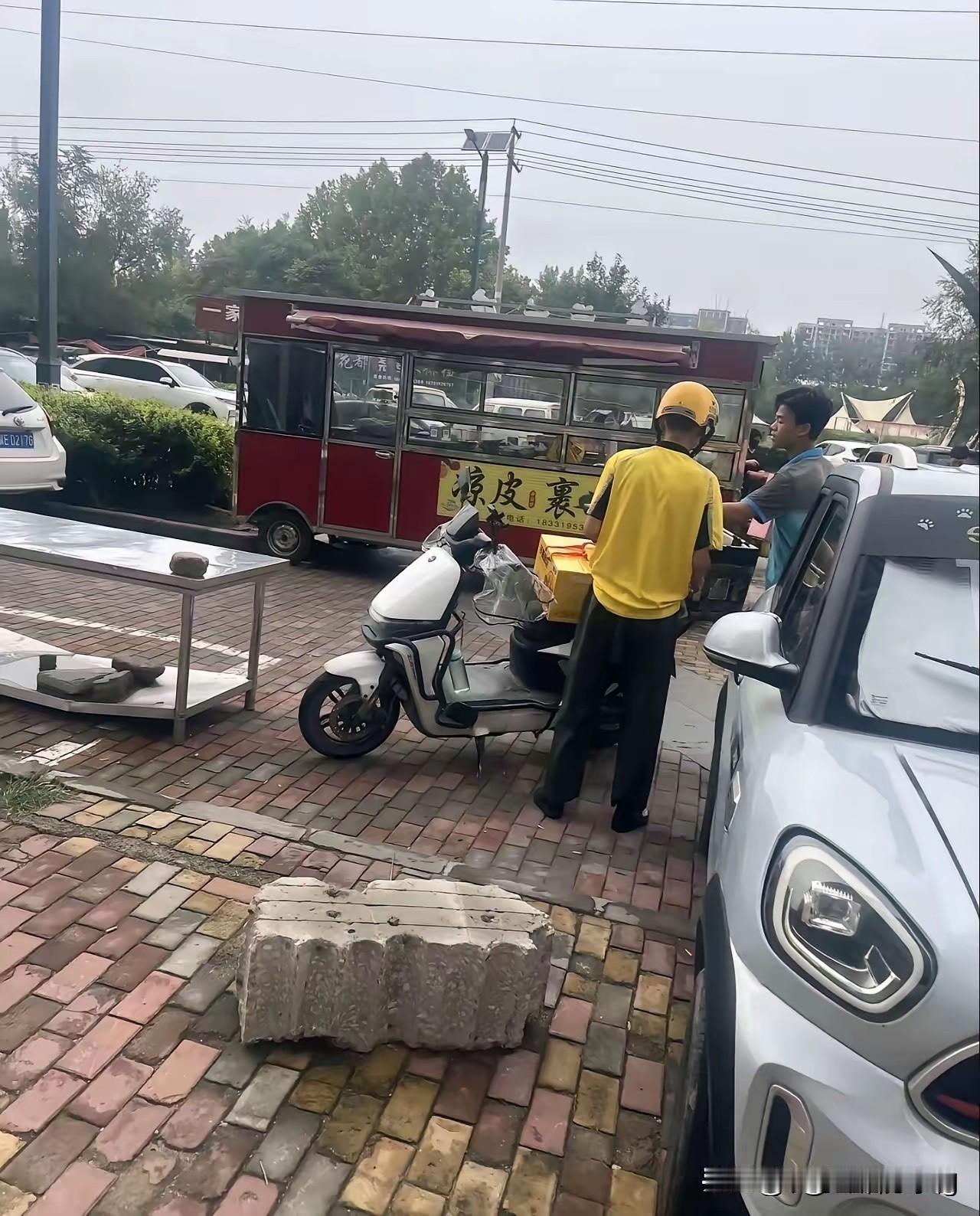 九千多的手机弄丢，妻子难过得在家掉眼泪，本来以为找不回来了，没想到遇上一位暖心的