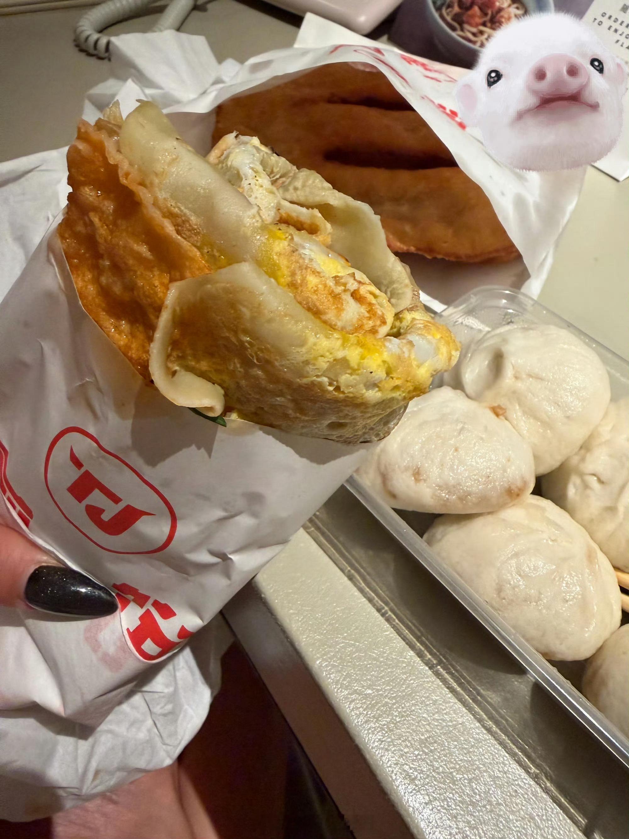 江语晨凌晨两点起床吃早餐，煎饼果子 小笼包 油饼，碳水的快乐江语晨