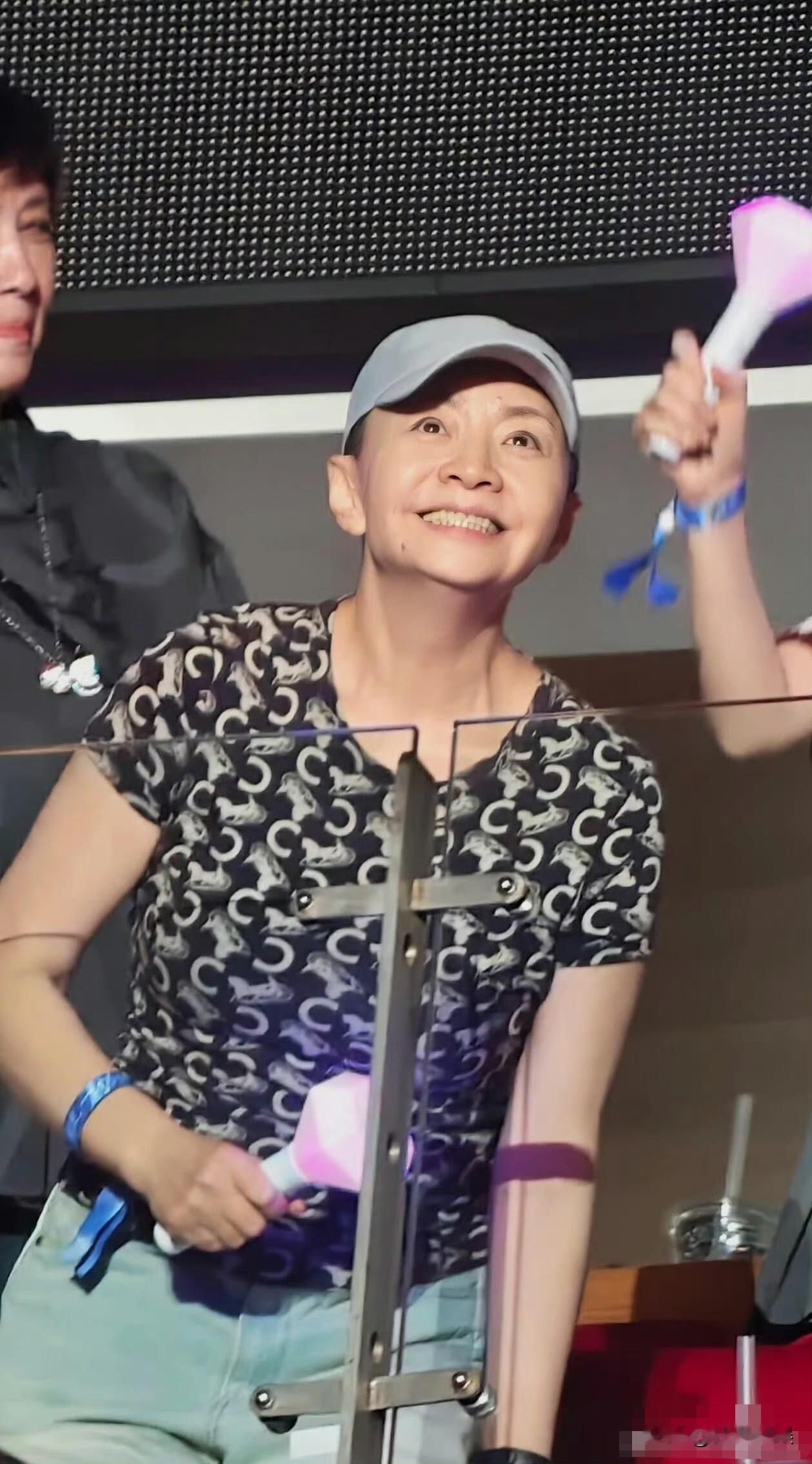 65岁的宋丹丹近日现身那英演唱会，身上穿的拼布T恤被认出是20多年前拍《家有儿女