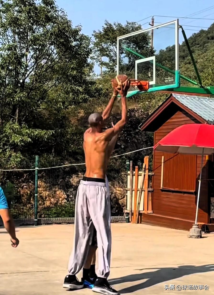 最近，总有朋友私信我，他们认为文班亚马的原地举手摸高没有311厘米。以下这三个画