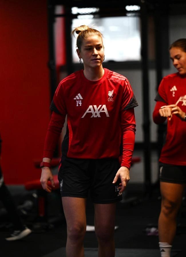 利物浦女足 42岁的曼加尔·达拉尔因跟踪玛丽·霍宾格，被判处两年限制令以及18个