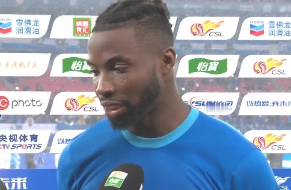 沧州雄狮外援奥斯卡亲自承认愿意归化国足，表示中国是他的第二个家。能否归化他，说白