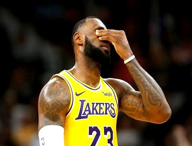 詹姆斯放弃最佳奖项评选啊。

因左脚伤病管理，詹姆斯缺席对鹈鹕的比赛，这让他距离