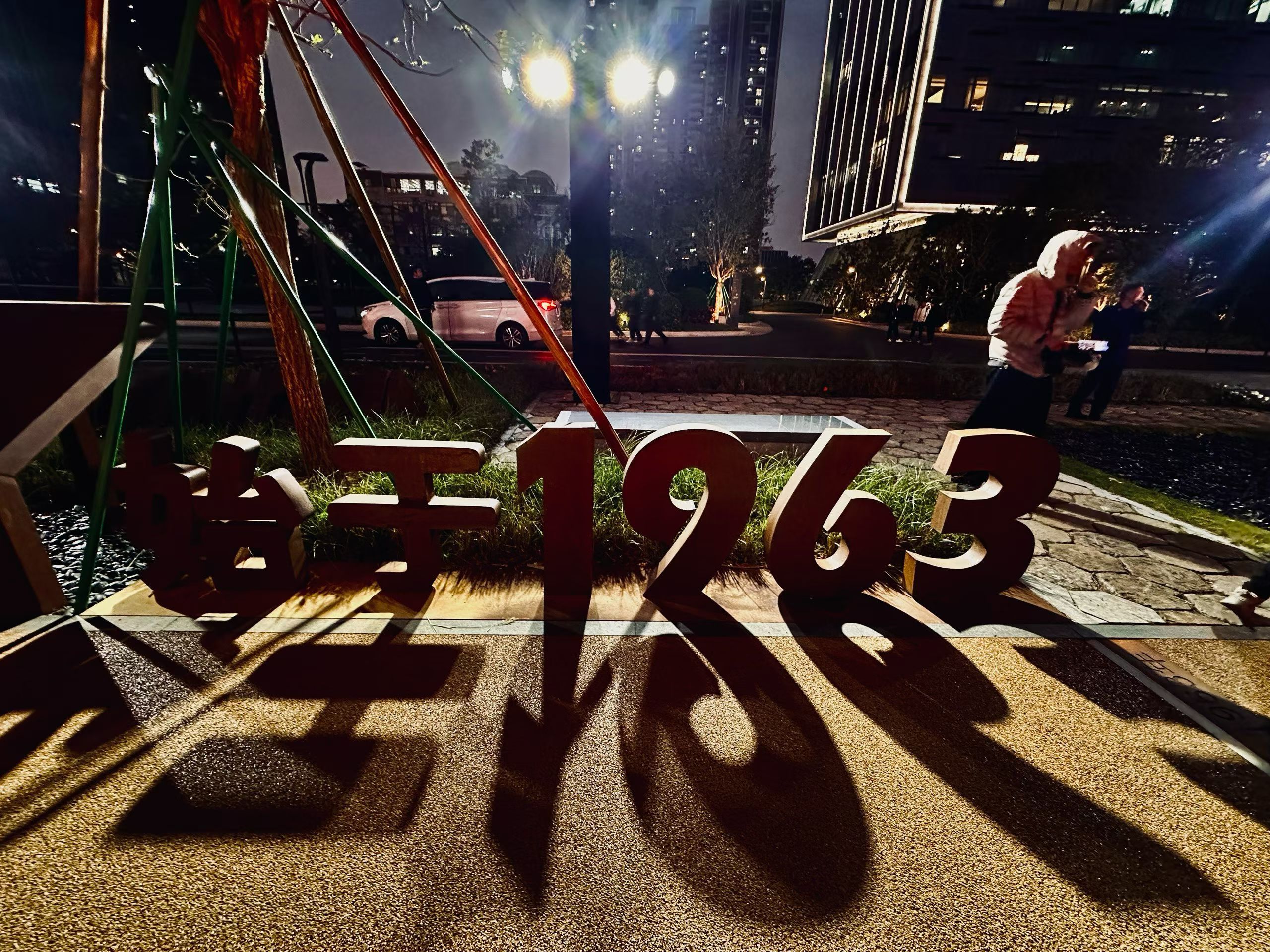 别开生面的MG发布会，不只豪华品牌可以这么玩豪华调性，挺大气，有档次。百家车坛