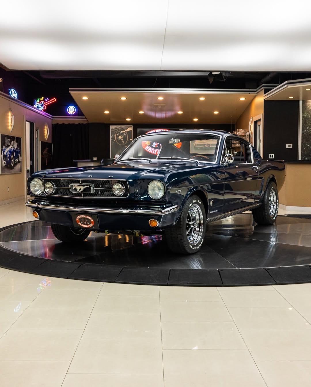1965 Ford Mustang Fastback 经历了一次被时间打磨的重生