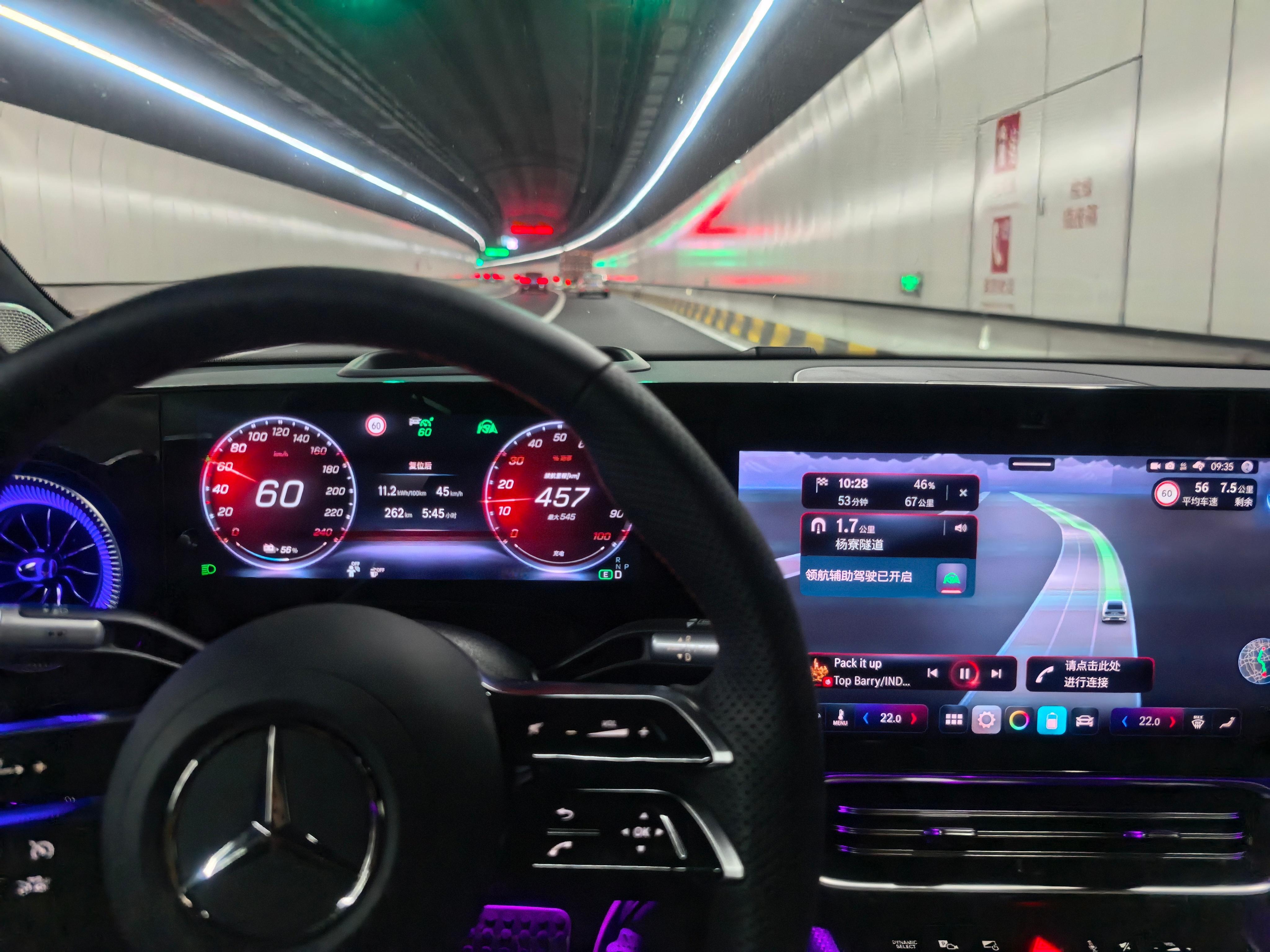 自从开了奔驰之后，感觉回头率高了很多。刚才停车等信号灯，路人、隔壁的车主都在看我