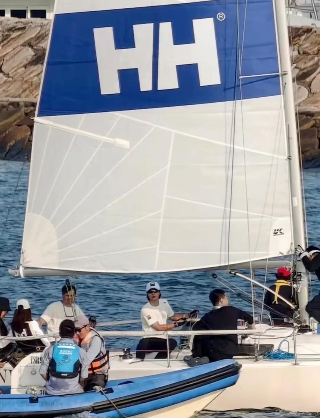 HH香港帆船⛵️活动同船比赛队友称赞王一博：“他确实很有运动天赋，而且是个很真实