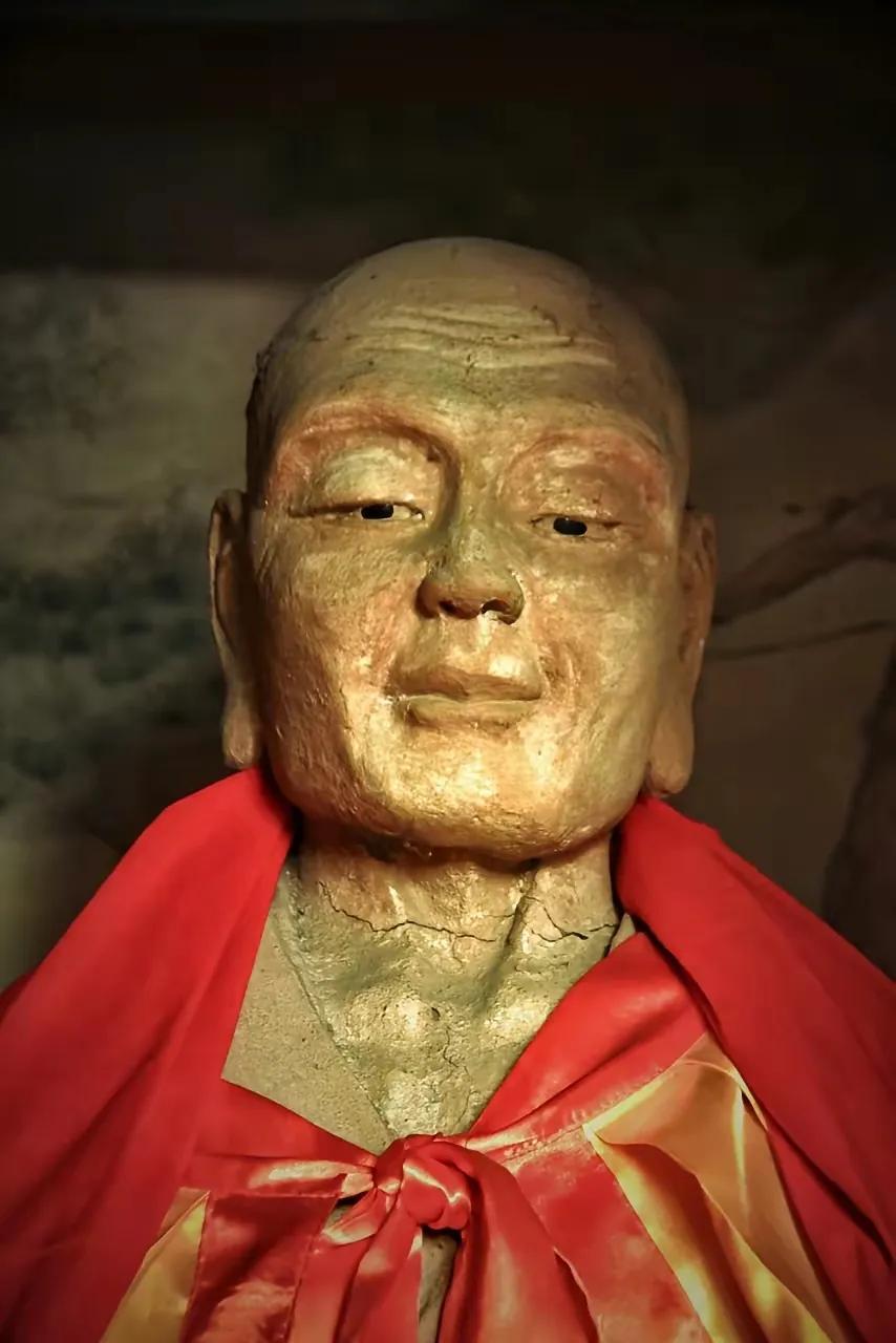 1996年，山西一名村民在寺庙打扫时，靠着佛像睡着了，醒来后，他发现自己不小心把