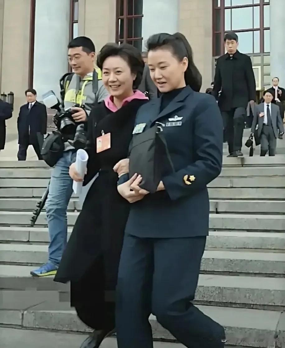 谁说美只是年轻人的专利？看看这两位艺术家！

歌唱家宋祖英，快六十了，素颜依然光