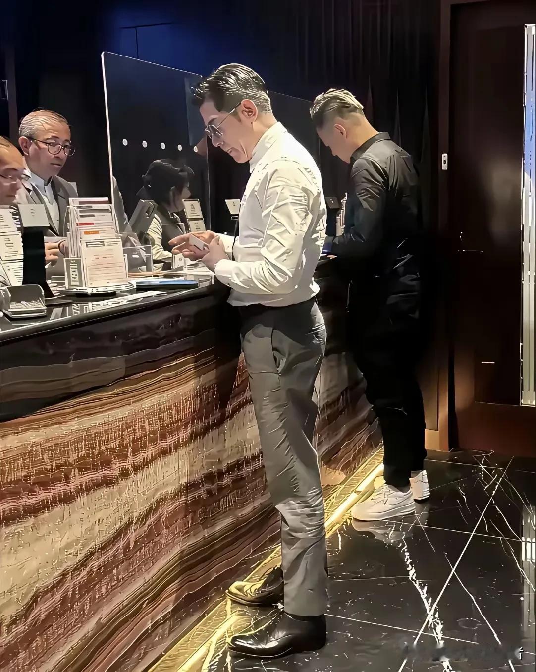 郭富城这张照片哪里特别，竟然很多人都在讨论，有说大明星衣服都是褶皱的，有说59岁