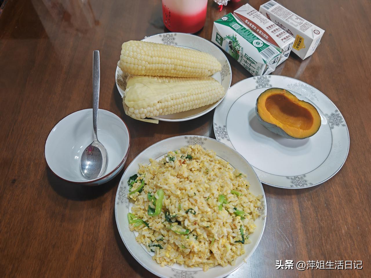 今天的早饭是儿子做的，他用两个鸡蛋，几根鸡毛菜，一根小香葱，炒了一盘蛋炒饭。
我