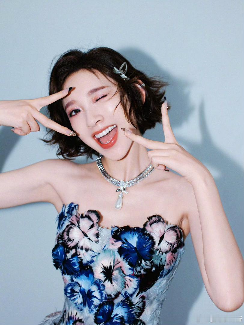 唐艺昕把蝴蝶穿在了身上 唐艺昕这套造型真的封神了。蝴蝶不是贴上去的，是长在衣服上