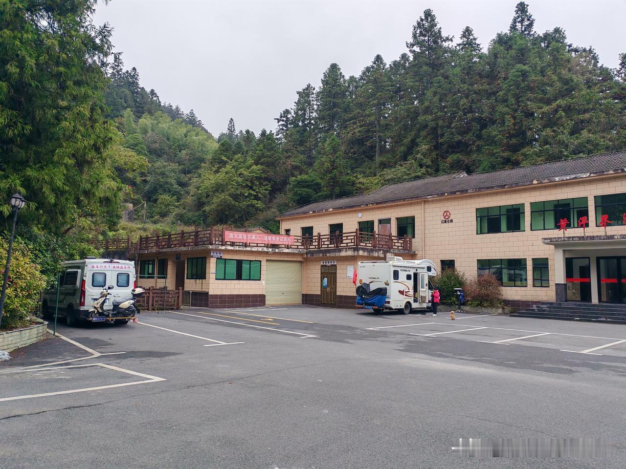 井冈山免费露营地（2）
1、可以免费停车，停车场平整
2、有免费卫生间，24小时