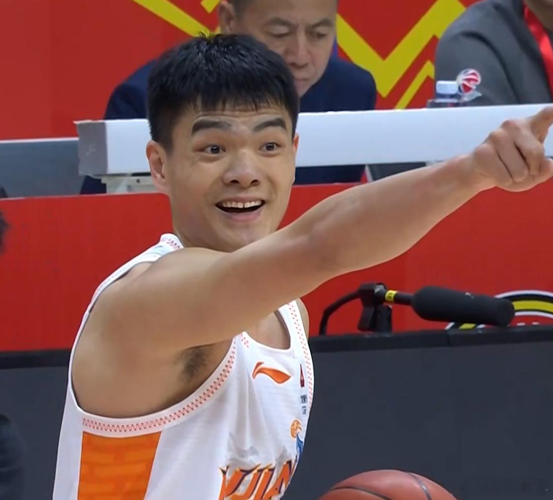 emm……黎伊扬现在怎么看着有点像范小勤了，这表情为梦想正当燃