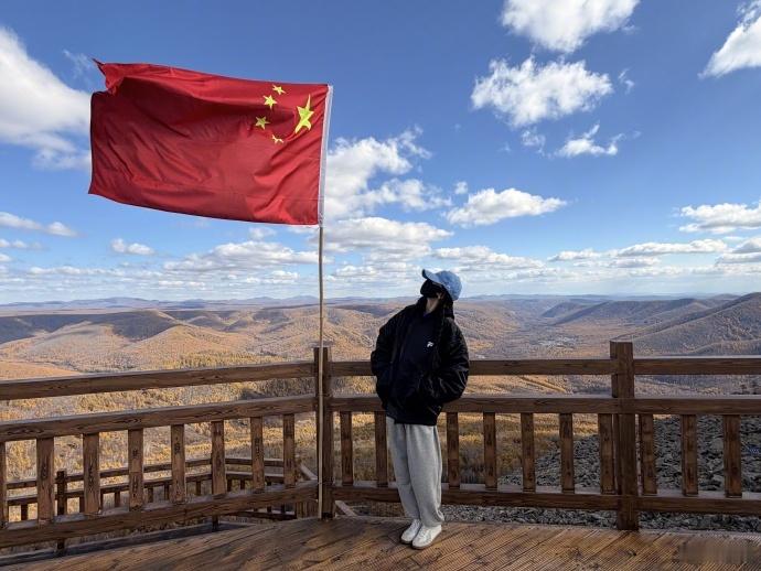 杨幂內蒙古和国旗合照杨幂好正好红 ​​​五星红旗永远耀眼，杨幂晒出和国旗同框照片