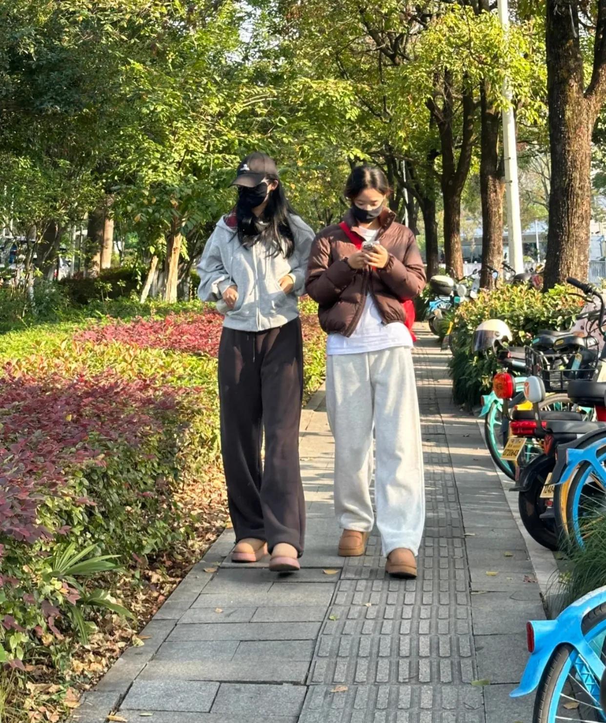 第一次那么直观的对比.……

就在穿越斑马线的瞬间，我首次深切地体会到了深色与浅