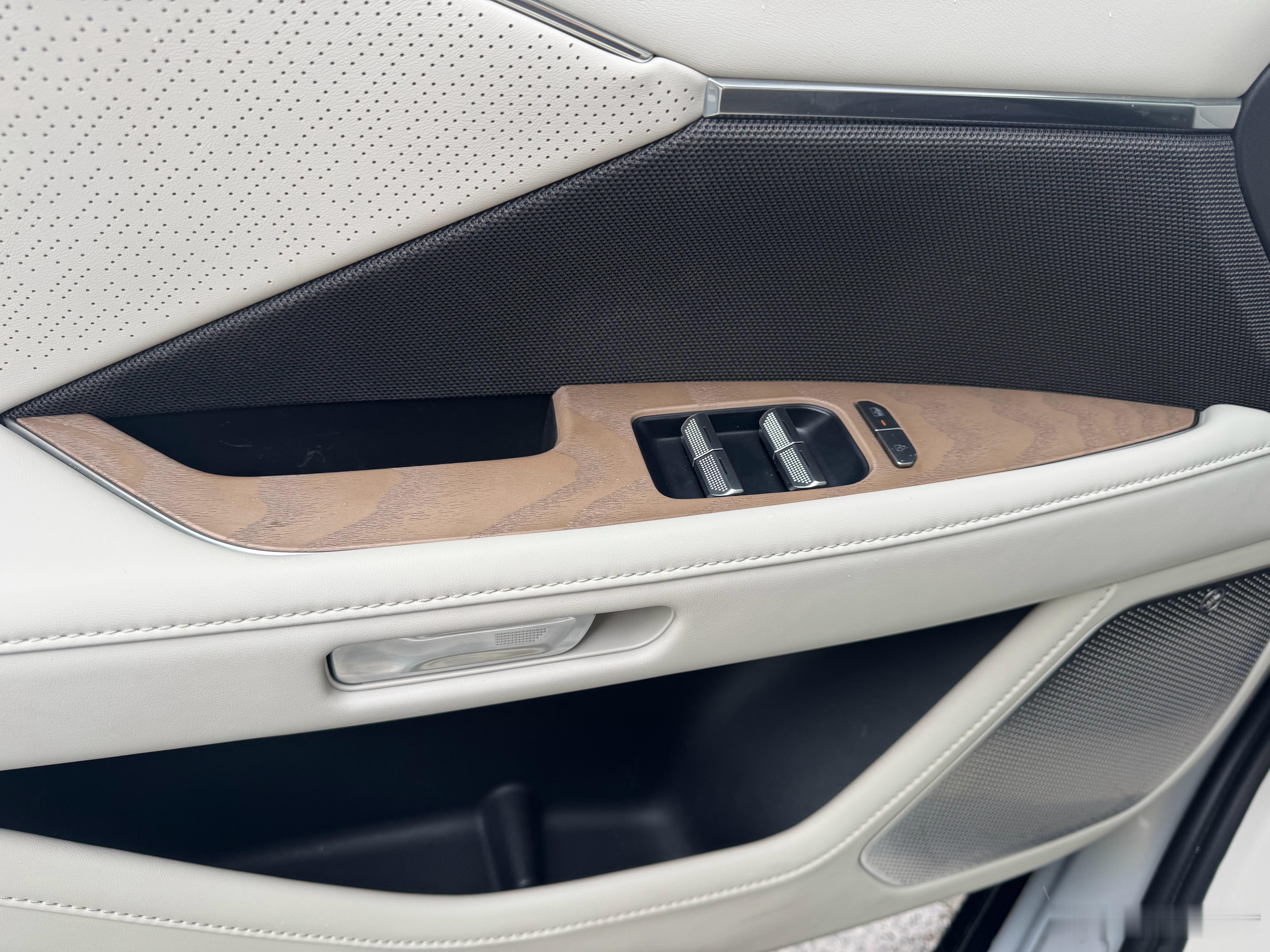 最近大家对门把手的改进做的都挺好的，之前分享了阿维塔12，机械拉手开关放在很明显