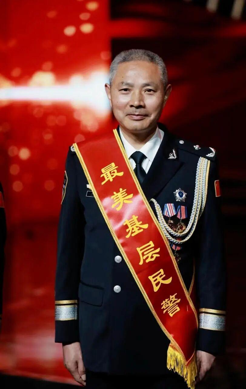 罕见的一线“白衬衫”警长！脱下军装换警装，舍命救人暖全城
 
陈飞，1968年生