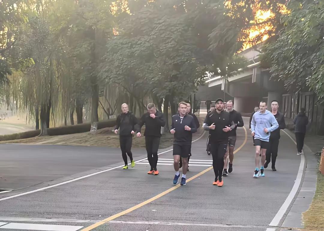 马克龙总统百忙之中也要抽时间健身，我们还有啥理由不赶快动起来。12月4日晚马克龙