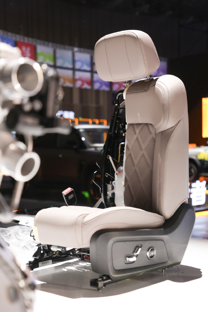 捷途旅行者这次升级真没藏着掖着！智能配置该给的都给了，华为ADS4智驾、2.5K