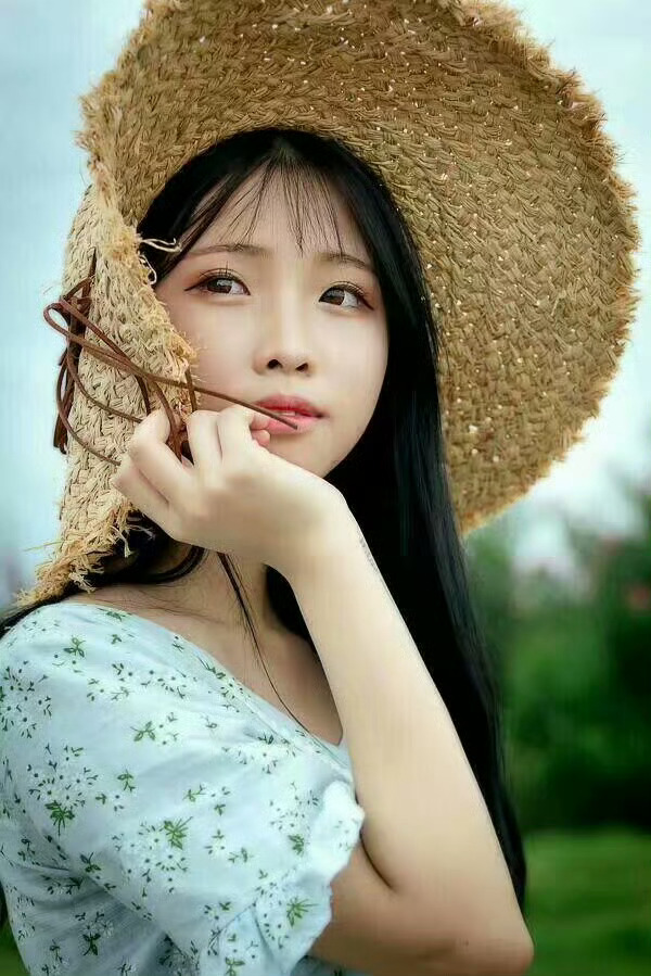 生活手记生活本不苦，苦的是欲望过多；心本无累，累的是放不下的太多。欲望就像手中的
