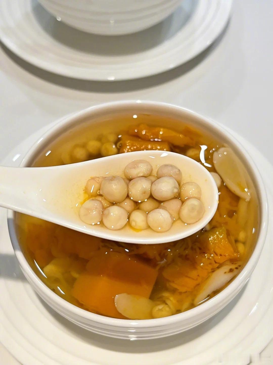 这碗润燥汤，秋天专属的味道中医认为秋天宜养肺气，白色食物入肺，这段时间恰逢新鲜鸡