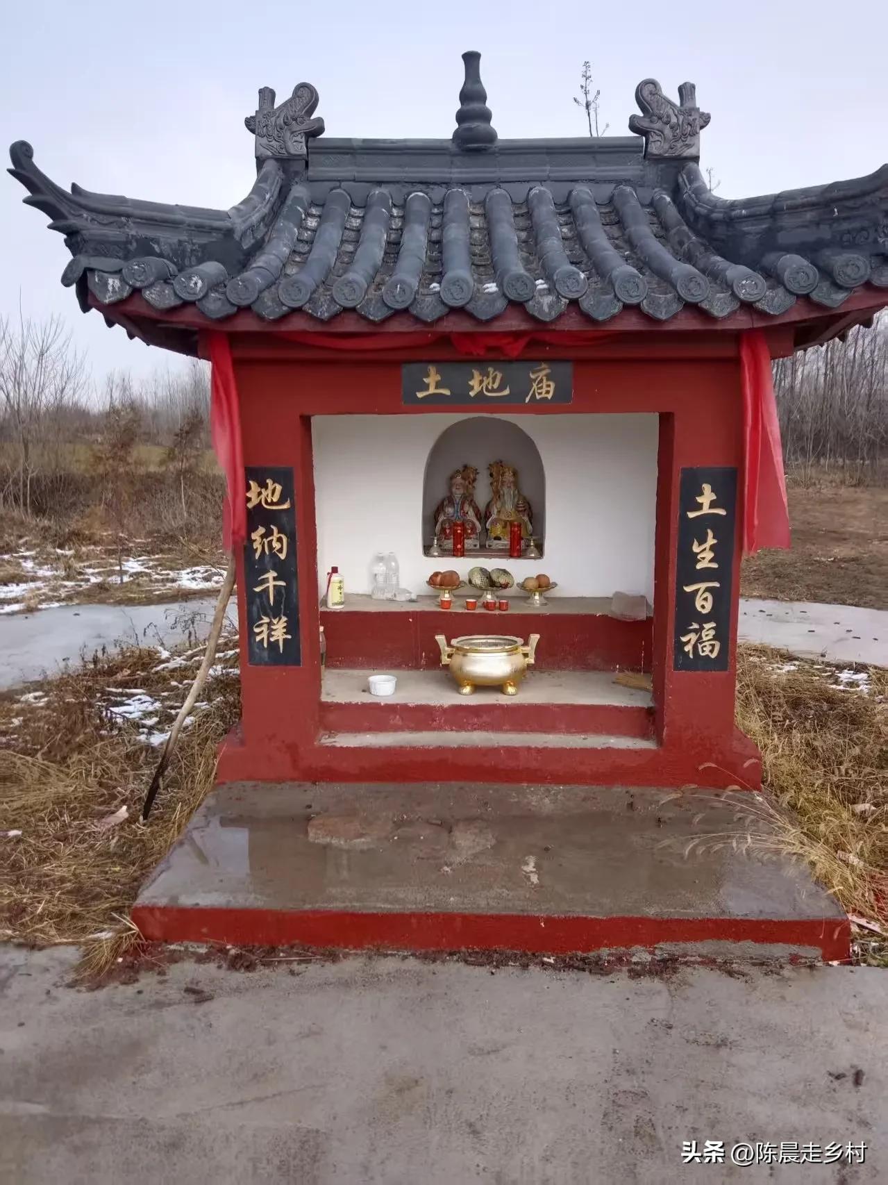 最近我们村里正组织村民募捐，就是号召村民捐款建土地庙。你还别说，这个想法一提出，