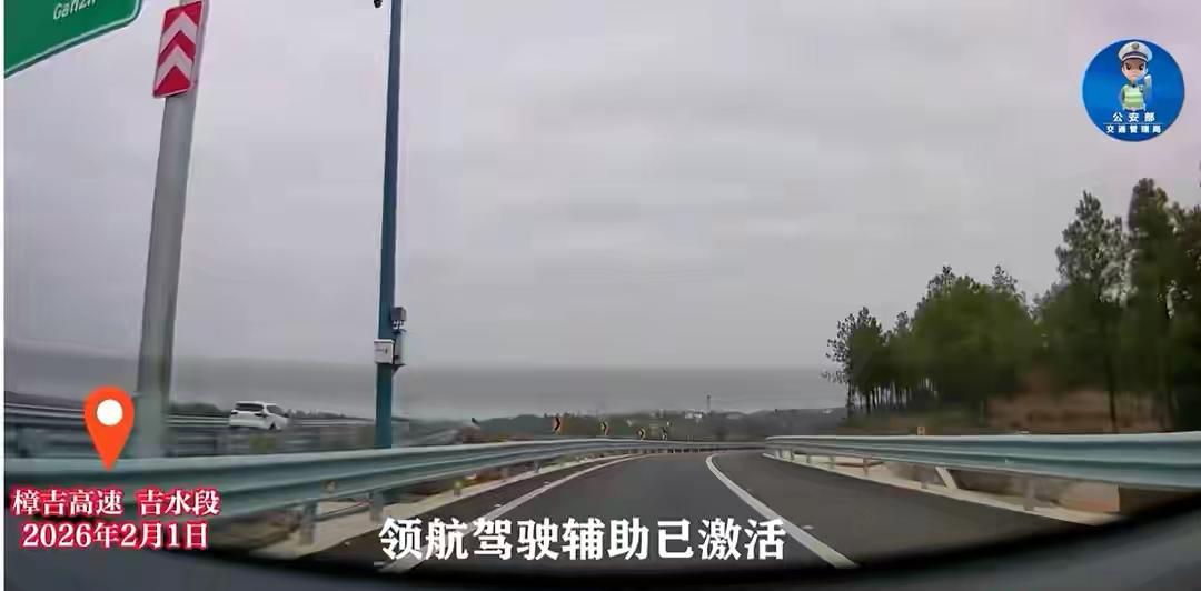 男子双手离开方向盘肯定不对，也应该承担事故的全部责任，但还有一个重要的方面，就是