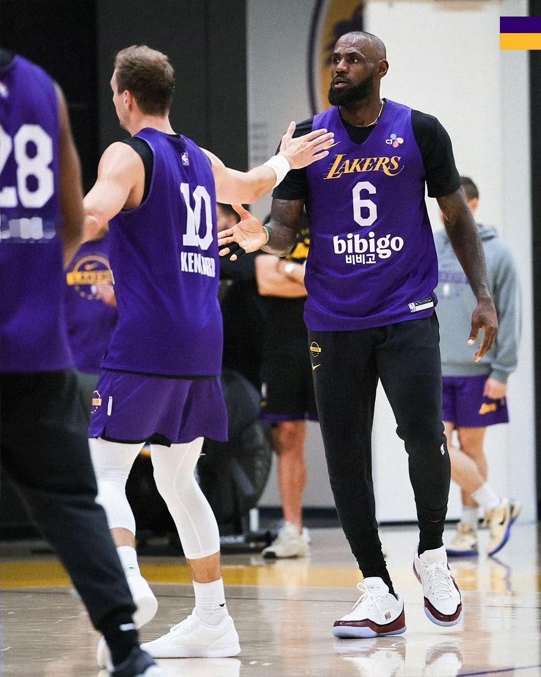 老詹这是心态稳如老狗！
从"天选之子"到"四旬老汉"，詹姆斯早就不需要用"苦情训