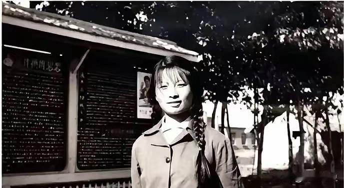 1977 年，北京知青谢炳义买了两碗面递给一女乞丐。谁知，女子竟然贴身跟着他，他