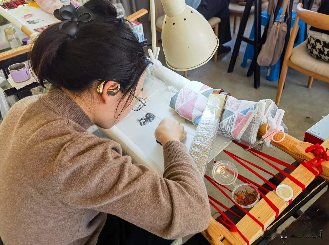 郫都安靖蜀绣文创园是个养心和赏心悦目的好去处。
图文原创：王琦
分享城市新鲜事