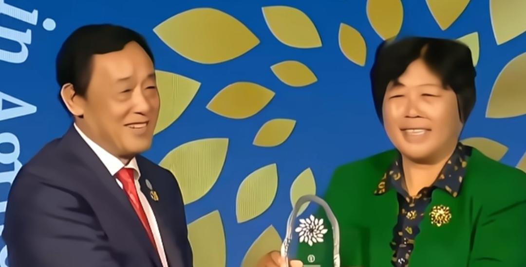 罗马的大屏幕上播放完殷玉珍的事迹，很多观众被感动哭了！

10月15日，殷玉珍成