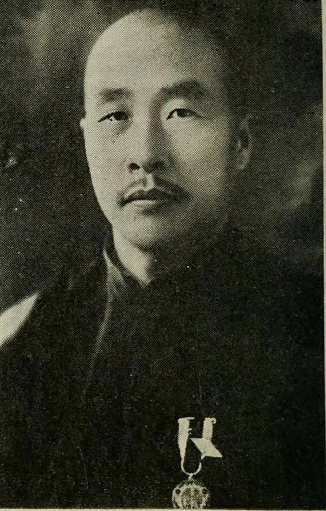 1938年1月24日，韩复榘在关押的小楼被特务枪杀。蒋介石训斥戴笠：“怎么向头部