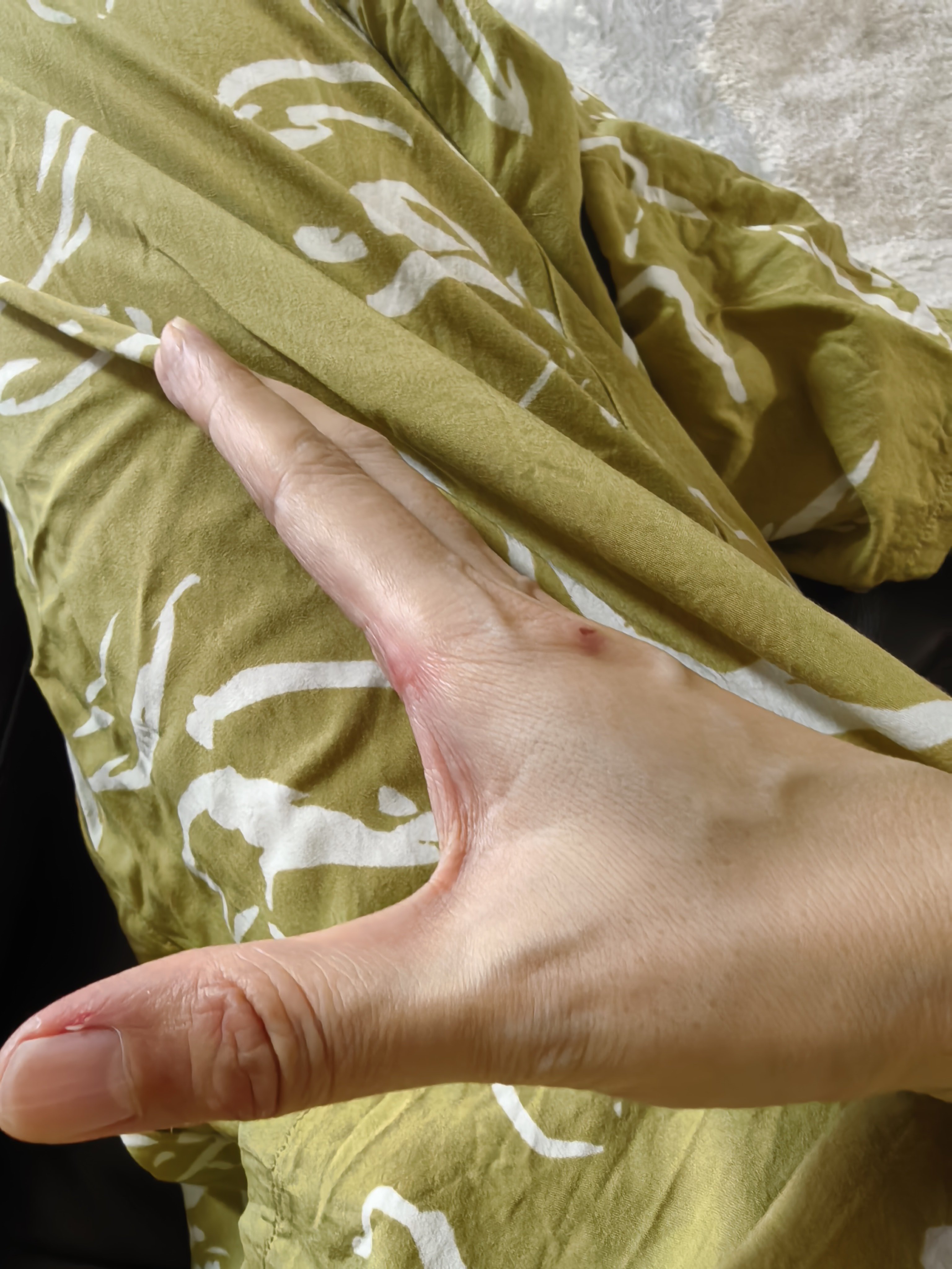 不夸张今天洗了100次手手都洗秃噜皮了 热的头发都湿了 