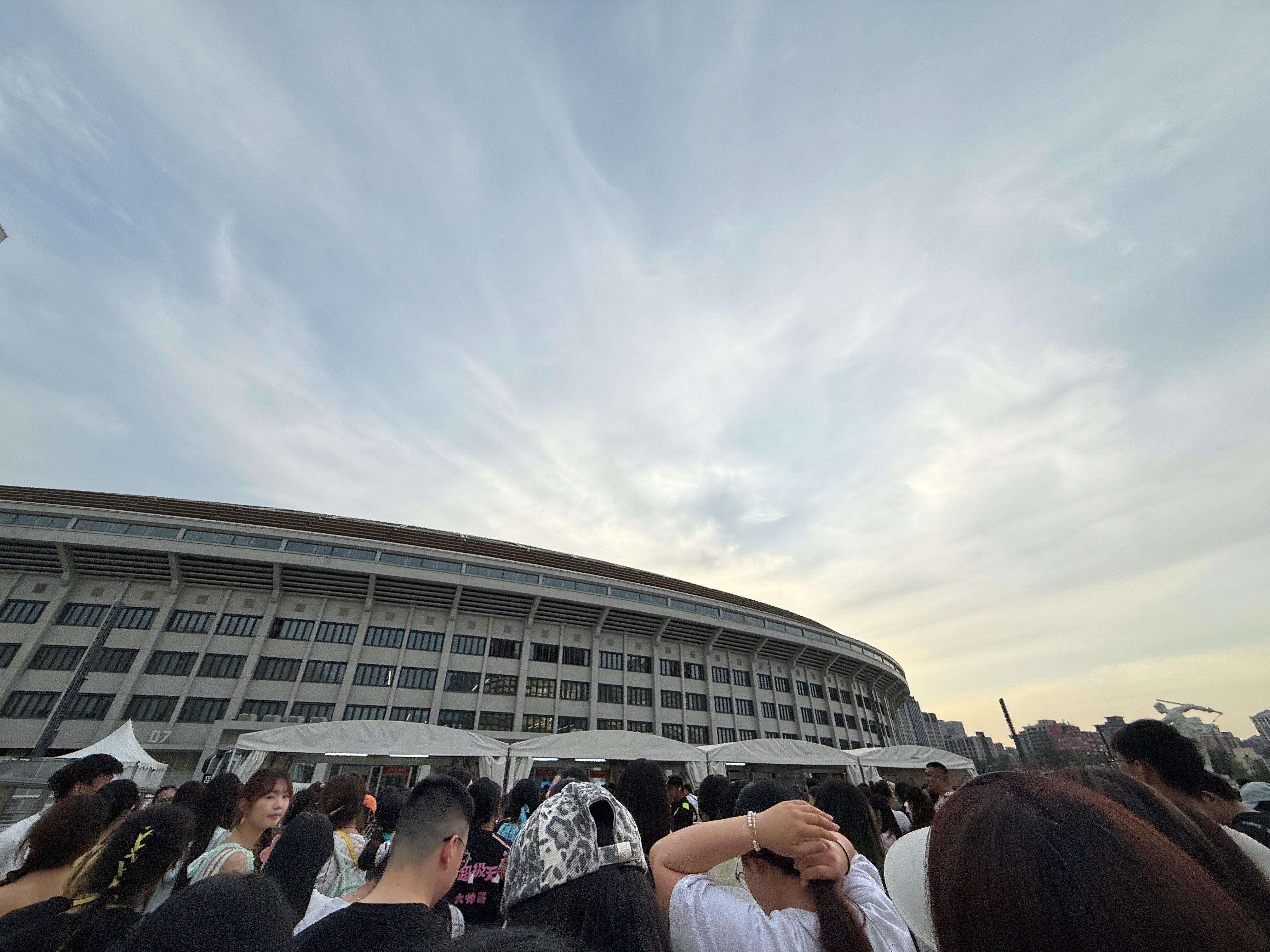 东门直接冲过去了 安检机器包都没放 快开场了外面还一堆人 