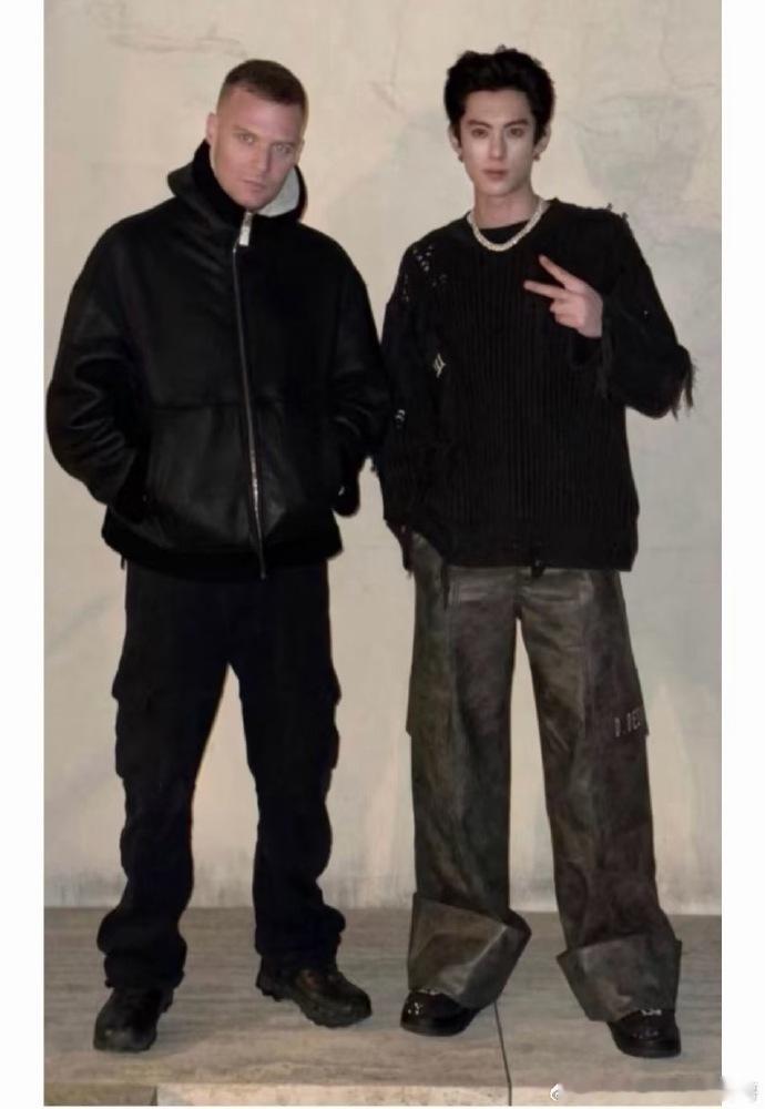 纪梵希前总监Matthew Williams发了和王鹤棣的合照 