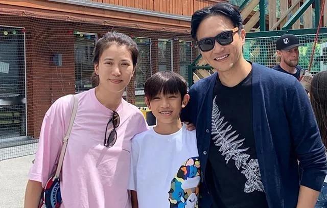 袁咏仪的基因真强大，张智霖都没有机会遗传给儿子。都说男孩随妈，袁咏仪的儿子直接就