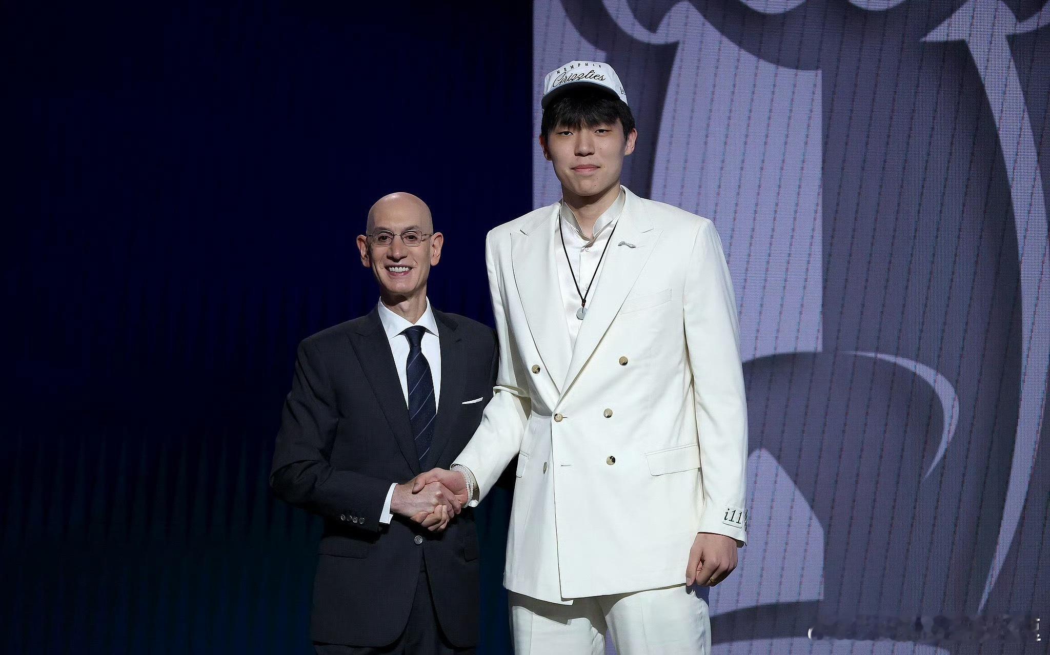 杨瀚森NBA首个赛季数据小杨结束了自己的首个NBA赛季一共出战298分钟，拿到了