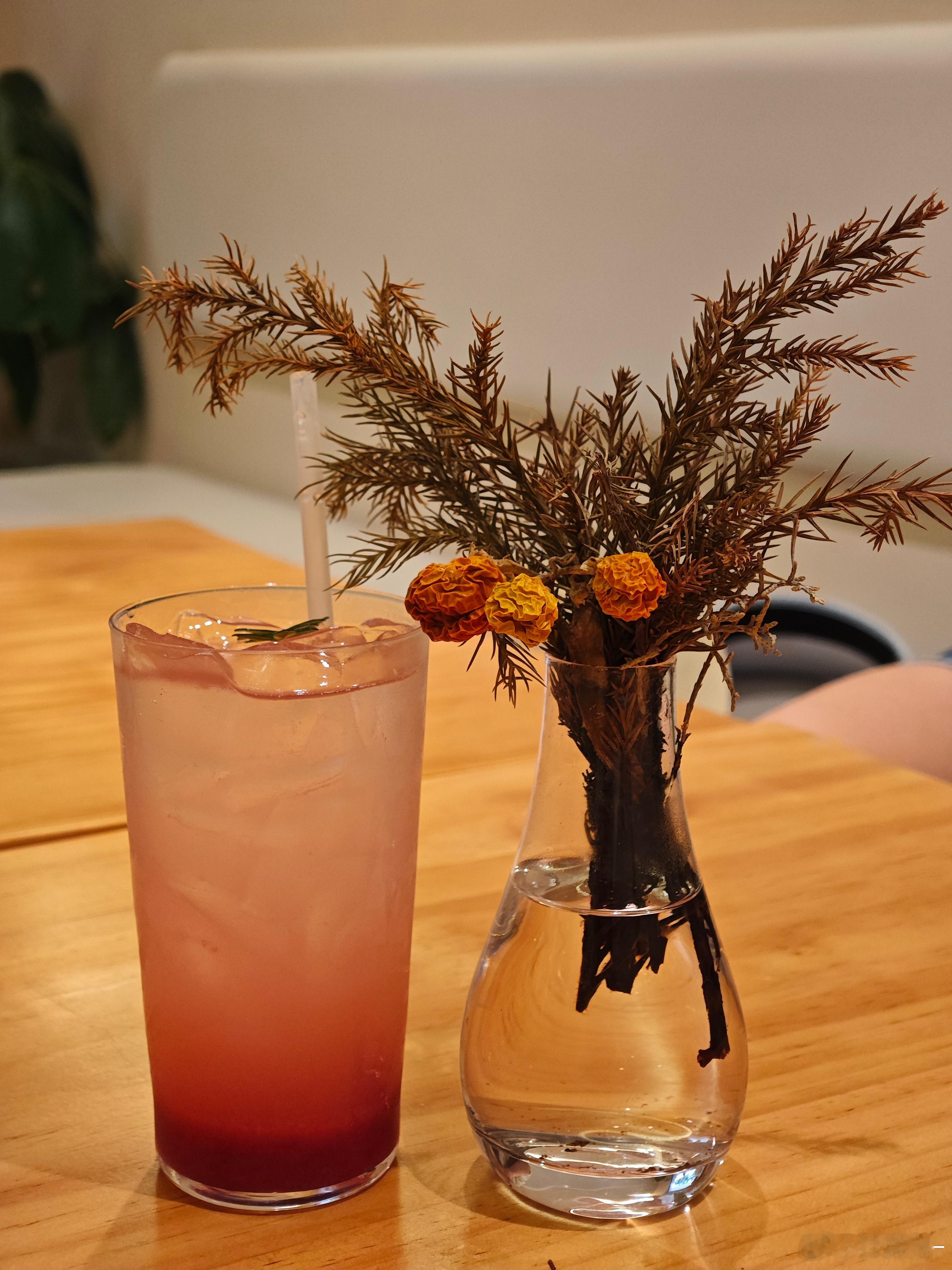 以微笑之姿，品生活百味，感世间的善，修自身的德，心中有暖，处处皆是温情，脚下有力