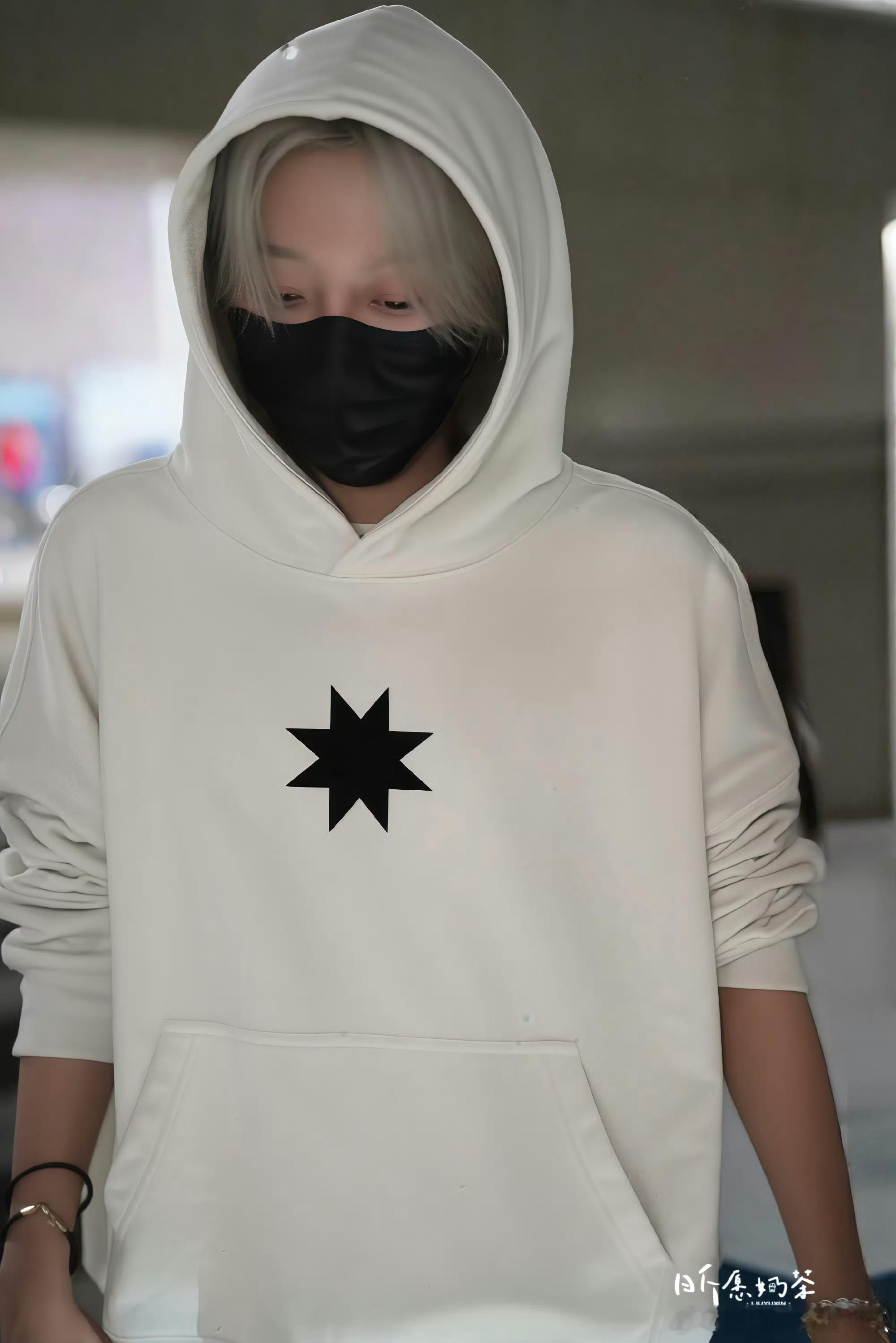 刘雨昕抵达辽宁，将参加今晚的公益晚会，真是魔鬼行程，刚彩排完湾区升明月晚会马上就
