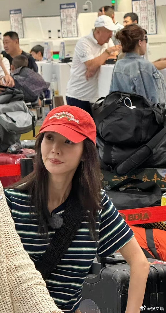 金晨身着条纹短袖简约休闲，柔顺长发衬得脸型小巧精致，整体气质松弛又自在。 