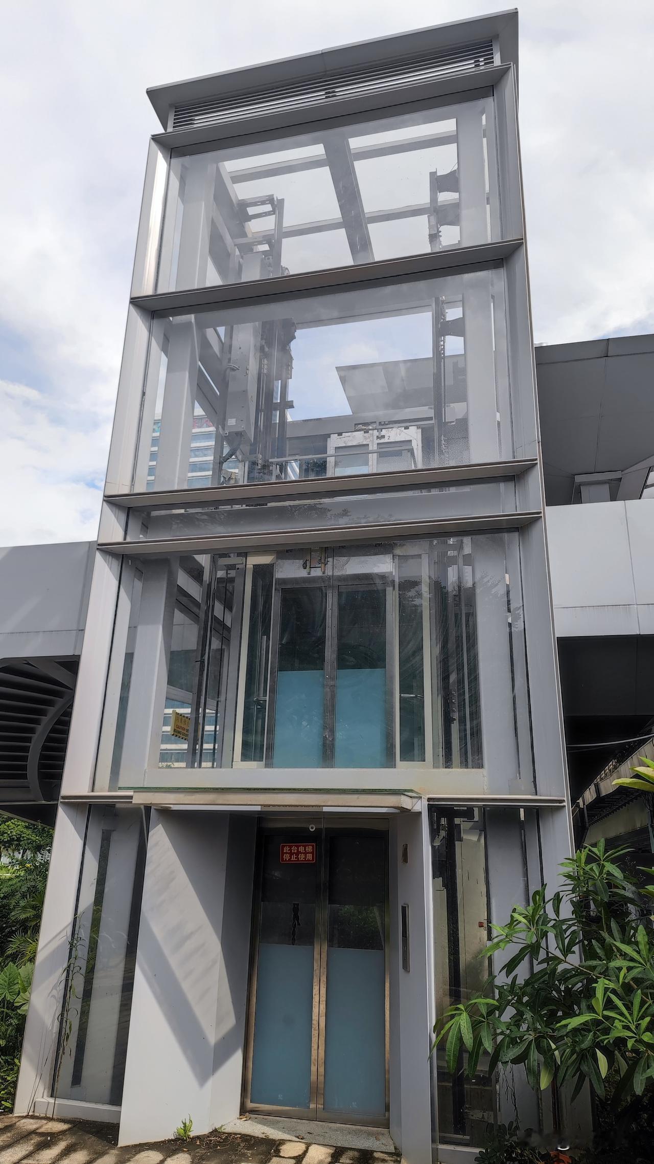 【又是只管建系列】进港大道人行桥，但是建的时候说是标杆，连接了创享湾和国际人才港
